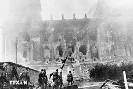 Ngày 16/4/1945, Hồng quân Liên Xô mở trận tấn công vào Berlin, sào huyệt cuối cùng của phátxít Đức và đến chiều 30/4/1945 đã chiếm được Nhà Quốc hội Đức, cắm lá cờ chiến thắng lên nóc tòa nhà này. (Ảnh: Tư liệu Quốc tế/TTXVN)