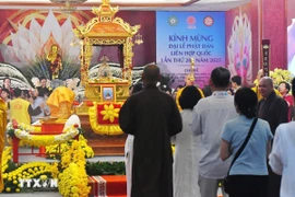 Hàng vạn Phật tử và người dân chiêm bái Xá lợi Đức Phật tại chùa Quán Sứ, Hà Nội. (Ảnh: Minh Đức/TTXVN)