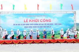 Đại biểu thực hiện nghi thức khởi công dự án đầu tư xây dựng tuyến đường bộ cao tốc Hòa Bình-Mộc Châu, đoạn tuyến thuộc địa bàn tỉnh Sơn La. (Ảnh: Quang Quyết/TTXVN)