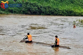 Lực lượng cứu hộ triển khai tìm kiếm cháu bé mất tích. (Nguồn: Báo Quảng Ninh)