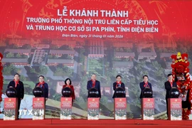 Tổng Bí thư Tô Lâm và đại biểu thực hiện nghi thức khánh thành Trường Phổ thông nội trú liên cấp Tiểu học và THCS Si Pa Phìn. (Ảnh: Thống Nhất/TTXVN)