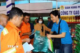 Đông đảo công nhân lao động mua sắm Tết tại “Chợ Tết Công đoàn". (Ảnh: Thanh Vũ/TTXVN)