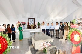 Chủ tịch Quốc hội Trần Thanh Mẫn cùng đoàn công tác đến dâng hoa, dâng hương, viếng Cụ Phó bảng Nguyễn Sinh Sắc. (Ảnh: Doãn Tấn/TTXVN)