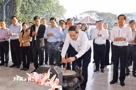 Chủ tịch Quốc hội Trần Thanh Mẫn cùng đoàn công tác đến dâng hoa, dâng hương, viếng Cụ Phó bảng Nguyễn Sinh Sắc. (Ảnh: Doãn Tấn/TTXVN)