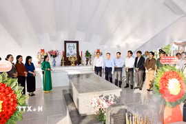 Chủ tịch Quốc hội Trần Thanh Mẫn cùng đoàn công tác đến dâng hoa, dâng hương, viếng Cụ Phó bảng Nguyễn Sinh Sắc. (Ảnh: Doãn Tấn/TTXVN)