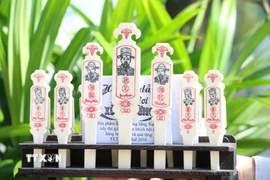 Xăm hường là một thú vui tao nhã chốn Cung đình xưa xứ Huế. (Ảnh: Mai Trang/TTXVN)