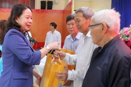 Phó Chủ tịch nước Võ Thị Ánh Xuân trao tặng quà Tết cho các hộ nghèo, hộ khó khăn trên địa bàn xã Mỹ Hoà Hưng, tỉnh An Giang. (Ảnh: Công Mạo/TTXVN)