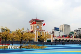 Các đơn vị thi công khẩn trương lắp đặt, tái hiện hình ảnh dòng kênh “trên bến dưới thuyền” - khung cảnh đặc trưng của Sài Gòn xưa ngay trước cổng chợ Bến Thành. (Ảnh: Thanh Vũ/TTXVN)