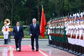 Thủ tướng Phạm Minh Chính chủ trì Lễ đón Thủ tướng Kyrgyzstan Adylbek Kasymaliev thăm chính thức Việt Nam. (Ảnh: Dương Giang /TTXVN)
