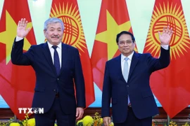 Thủ tướng Phạm Minh Chính và Thủ tướng Kyrgyzstan Adylbek Kasymaliev hội đàm. (Ảnh: Dương Giang/TTXVN)