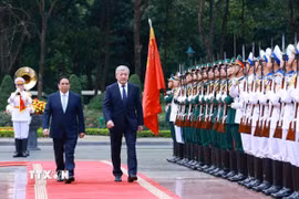Thủ tướng Phạm Minh Chính chủ trì Lễ đón Thủ tướng Kyrgyzstan Adylbek Kasymaliev thăm chính thức Việt Nam. (Ảnh: Dương Giang /TTXVN)