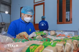 Các sản phẩm giò chả Ước Lễ, Tân Ước với bao bì hiện đại, thân thiện môi trường đáp ứng yêu cầu của người tiêu dùng. (Ảnh: Phan Phương/TTXVN)