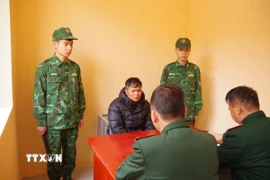 Đối tượng Vũ Tất Dương khai nhận tại cơ quan biên phòng. (Ảnh: TTXVN phát)