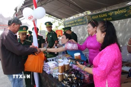 Các phần quà được chuẩn bị tươm tất, đầy đủ dành tặng người dân tham dự chương trình. (Ảnh: Chanh Đa/TTXVN)