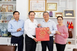 Chủ tịch Quốc hội Trần Thanh Mẫn đến thăm, chúc Tết đồng chí Nguyễn Văn Giàu, nguyên Chủ nhiệm Ủy ban Đối ngoại của Quốc hội. (Ảnh: Doãn Tấn/TTXVN)