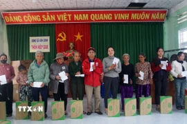 Hội Chữ thập đỏ tỉnh Gia Lai tặng quà “Tết Nhân ái” cho các hộ gia đình khó khăn. (Ảnh: Trịnh Bang Nhiệm/TTXVN)