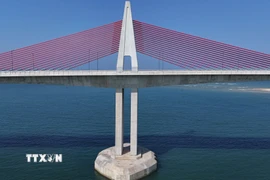 Cầu vượt cửa biển Thuận An, phường Thuận An (Huế) dự kiến đưa vào khai thác Quý 2/2026 khi đường dẫn lên cầu hoàn thành. (Ảnh: Nguyên Lý/TTXVN)