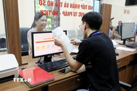 Cán bộ, công chức tiếp nhận và xử lý hồ sơ thủ tục hành chính cho người dân tại phường Việt Trì, tỉnh Phú Thọ. (Ảnh: Tạ Toàn/TTXVN)