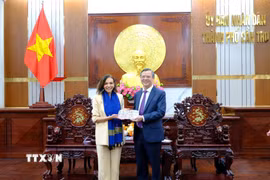 Bà Anne Aly, Bộ trưởng Phát triển Quốc tế, Bộ trưởng Doanh nghiệp Nhỏ và Bộ trưởng Các vấn đề Đa văn hóa Australia tặng quà cho Chủ tịch Ủy ban Nhân dân thành phố Cần Thơ Trương Cảnh Tuyên. (Ảnh: Thu Hiền/TTXVN)