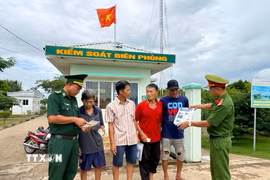 Lực lượng chức năng tuyên truyền lưu động ngay tại Trạm kiểm soát Biên phòng, giúp ngư dân nâng cao nhận thức và chung tay giữ gìn an ninh trật tự trên biển. (Ảnh: Trọng Nguyễn/TTXVN phát)