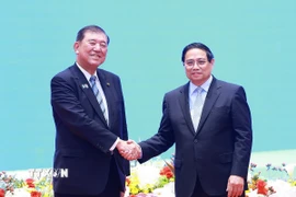 Thủ tướng Phạm Minh Chính và Thủ tướng Nhật Bản Ishiba Shigeru tại Diễn đàn doanh nghiệp Việt Nam-Nhật Bản. (Ảnh: Dương Giang/TTXVN)