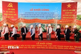 Các đại biểu thực hiện nghi thức khởi công. (Ảnh: Ngọc Minh/TTXVN)