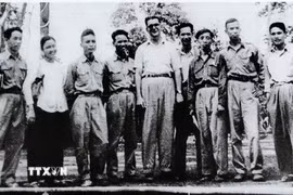 Ngày 21/4/1950, tại xóm Roòng Khoa, xã Ðiềm Mặc, trong khu ATK Ðịnh Hóa (Thái Nguyên), Hội Những người viết báo Việt Nam (nay là Hội Nhà báo Việt Nam) được thành lập. Trong ảnh: Các nhà báo Việt Nam và quốc tế dự Đại hội lần thứ I - Hội Những người làm báo Việt Nam, ngày 21/4/1950. (Ảnh: TTXVN phát)