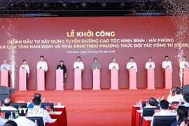 Thủ tướng Phạm Minh Chính và các đại biểu khởi công dự án cao tốc Ninh Bình-Hải Phòng, đoạn qua hai tỉnh Nam Định và Thái Bình. (Ảnh: Dương Giang/TTXVN)