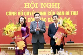 Thừa ủy quyền của Ban Bí thư Trung ương Đảng, Bí thu Tỉnh ủy Bắc Giang Nguyễn Văn Gấu trao quyết định, tặng hoa chúc mừng các đồng chí Nguyễn Thị Hương và Nguyễn Việt Oanh. (Ảnh: Đồng Thúy/TTXVN)