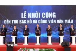 Tổng Bí thư Tô Lâm và các đại biểu thực hiện nghi thức khởi công công trình “Đền thờ Bác Hồ và Công viên Văn Miếu” ở thành phố Bắc Ninh. (Ảnh: Thống Nhất/TTXVN)