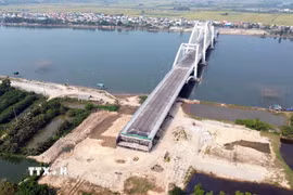 Đầu cầu Dự án cầu Nhật Lệ 3 và đường 2 đầu tạm dừng thi công vì chưa có mặt bằng. (Ảnh: Tá Chuyên/TTXVN)