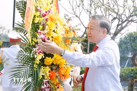 Tổng Bí thư, Chủ tịch nước Tô Lâm và các đồng chí lãnh đạo Đảng, Nhà nước dâng hoa, dâng hương tại Khu di tích cố Tổng Bí thư Hà Huy Tập tại xã Cẩm Hưng, tỉnh Hà Tĩnh. (Ảnh: Thống Nhất/TTXVN)