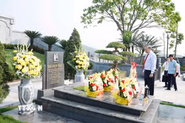 Tổng Bí thư, Chủ tịch nước Tô Lâm và các đồng chí lãnh đạo Đảng, Nhà nước dâng hoa, dâng hương tại Khu di tích cố Tổng Bí thư Hà Huy Tập tại xã Cẩm Hưng, tỉnh Hà Tĩnh. (Ảnh: Thống Nhất/TTXVN)