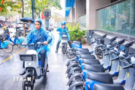 Hệ thống xe máy điện cho thuê ngày càng phát triển, cho phép người dân dễ dàng tiếp cận phương tiện di chuyển linh hoạt, tiện lợi mà không cần sở hữu cá nhân, đồng thời góp phần thúc đẩy lối sống xanh và giảm thiểu ô nhiễm môi trường. (Ảnh: Hoàng Hiếu/TTXVN)