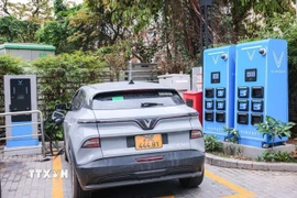 Ngày càng nhiều trạm xạc xe ôtô và trạm đổi pin với xe máy, xe đạp điện được xây dựng, tạo thuận tiện cho người sử dụng. (Ảnh: Hoàng Hiếu/TTXVN)