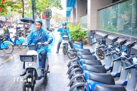 Hệ thống xe máy điện cho thuê ngày càng phát triển, cho phép người dân dễ dàng tiếp cận phương tiện di chuyển linh hoạt, tiện lợi mà không cần sở hữu cá nhân, đồng thời góp phần thúc đẩy lối sống xanh và giảm thiểu ô nhiễm môi trường. (Ảnh: Hoàng Hiếu/TTXVN)