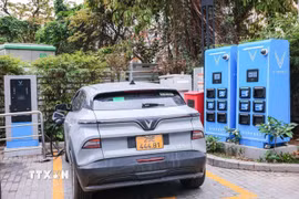 Ngày càng nhiều trạm xạc xe ôtô và trạm đổi pin với xe máy, xe đạp điện được xây dựng, tạo thuận tiện cho người sử dụng. (Ảnh: Hoàng Hiếu/TTXVN)
