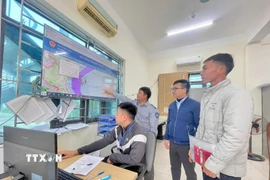 Toàn bộ dữ liệu tàu cá ra vào cảng cá Lạch Bạng được tích hợp, chia sẻ liên thông giữa hệ thống quản lý của Bộ Quốc phòng và hệ thống cơ sở dữ liệu thủy sản quốc gia (VNFishbase). (Ảnh: Hoa Mai/TTXVN)