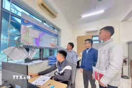 Toàn bộ dữ liệu tàu cá ra vào cảng cá Lạch Bạng được tích hợp, chia sẻ liên thông giữa hệ thống quản lý của Bộ Quốc phòng và hệ thống cơ sở dữ liệu thủy sản quốc gia (VNFishbase). (Ảnh: Hoa Mai/TTXVN)