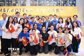 Thủ tướng Phạm Minh Chính với sinh viên Trường Đại học Quốc gia Khoa học và Công nghệ Moskva MISIS. (Ảnh: Dương Giang/TTXVN)