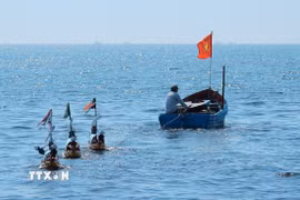 Các mô hình thuyền câu tái hiện cảnh tiễn đưa các hùng binh Hoàng Sa kiêm quản Bắc hải năm xưa lên đường làm nhiệm vụ thiêng liêng với Tổ quốc. (Ảnh: Quốc Khánh/TTXVN)
