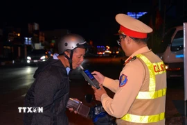 Kiểm tra xử lý nồng độ cồn với người tham gia giao thông ở Cà Mau. (Ảnh: TTXVN phát)
