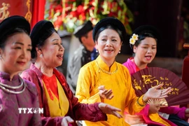 Các nghệ sỹ biểu diễn nghệ thuật truyền thống tại không gian Đền Bạch Mã (phường Hoàn Kiếm, Hà Nội). (Ảnh: Khánh Hòa/TTXVN)