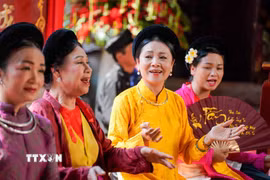 Các nghệ sỹ biểu diễn nghệ thuật truyền thống tại không gian Đền Bạch Mã (phường Hoàn Kiếm, Hà Nội). (Ảnh: Khánh Hòa/TTXVN)