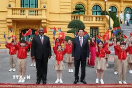 Chủ tịch nước Lương Cường và Tổng thống Nam Phi Matamela Cyril Ramaphosa với thiếu nhi Thủ đô Hà Nội. (Ảnh: Lâm Khánh/TTXVN)