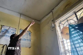 Căn phòng ở toà nhà 5 tầng đường Trần Đăng Ninh, phường Nam Định (Ninh Bình) bị nứt, xuống cấp. (Ảnh: Thái Thuần/TTXVN)