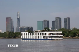 Tàu du lịch hạng sang chở khách tham quan Thành phố Hồ Chí Minh trên sông Sài Gòn. (Ảnh: Hồng Đạt/TTXVN)