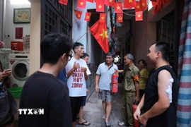 Địa hình ngõ hẹp, nhà ống nên việc chữa cháy gặp rất nhiều khó khăn. (Ảnh: Hoàng Hiếu/TTXVN)