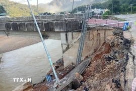 Sạt lở bờ sông Lò, thuộc đường Quốc lộ 217, đoạn qua xã Quan Sơn, tỉnh Thanh Hóa. (Ảnh: Nguyễn Nam/TTXVN)