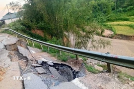 Sạt lở đường Quốc lộ 217 đoạn qua xã biên giới Sơn Điện, tỉnh Thanh Hóa. (Ảnh: Nguyễn Nam/TTXVN)